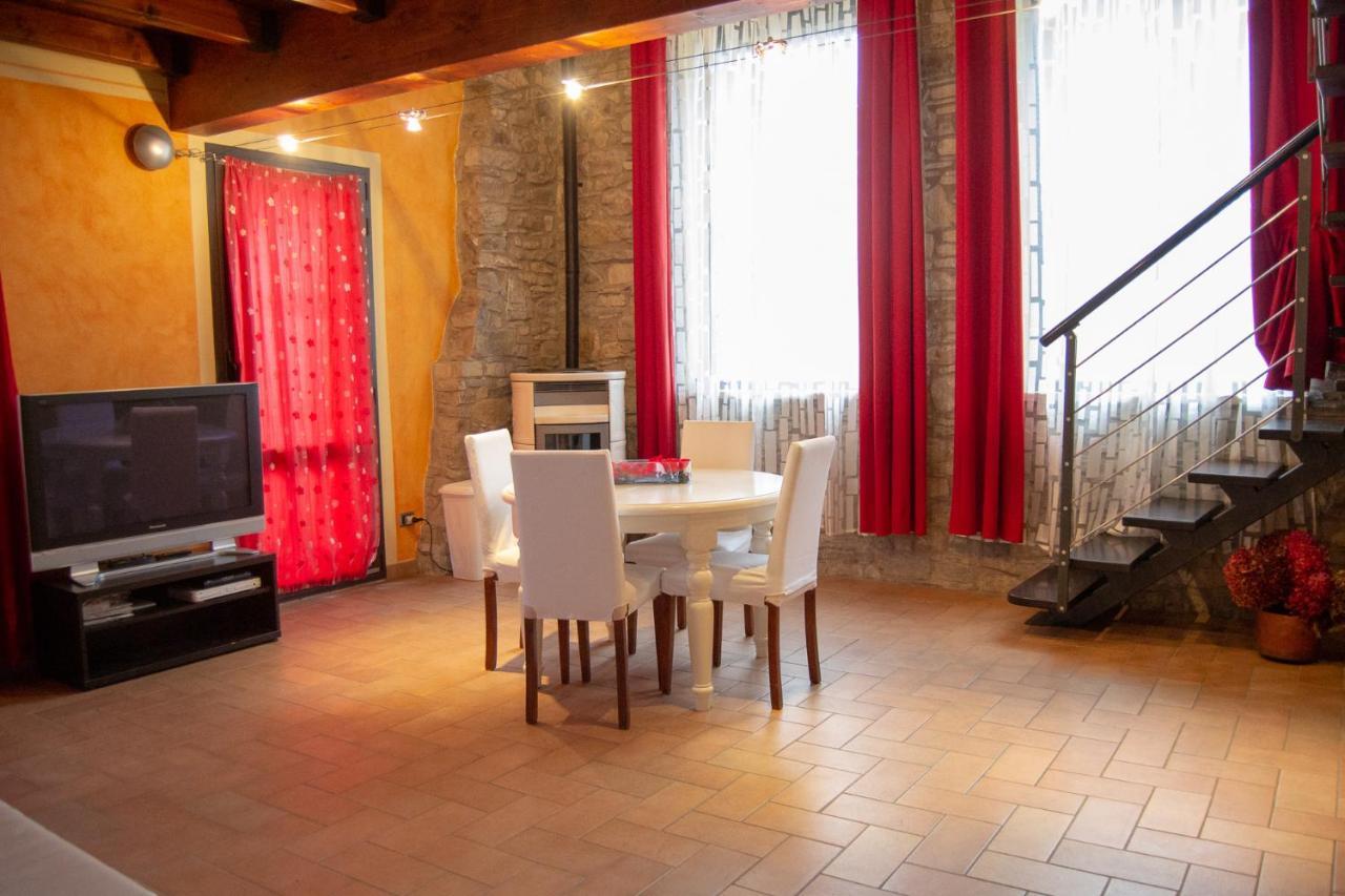 L'Angolo Di Verlano Canossa Bagian luar foto